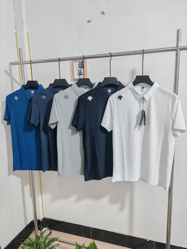 Descente迪桑特男士专属夏季Polo衫，采用冰丝材质，速干透气。 精选动感珠地专业运动面料，布面呈蜂巢状微孔结构，具备出色的透气性与吸湿性，远超传统针织布