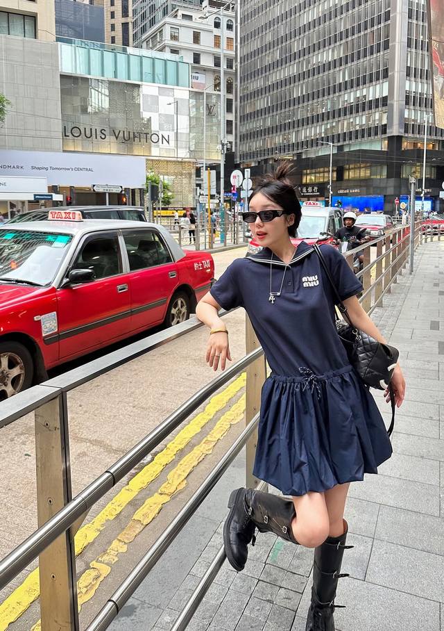 Miumiu缪缪字母贴布刺绣海军风翻领短袖抽绳收腰花苞裙连衣裙 款号：25673605432 颜色：蓝色 尺码：Sml S码80-95斤 M码95- 斤 L码