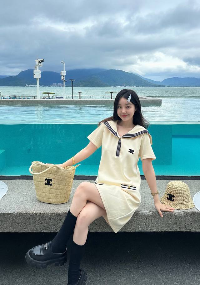 Celine赛琳凯旋门刺绣定制金扣海军风短袖连衣裙 款号：25670705193 颜色：杏色 尺码：Sml S码80-95斤 M码95- 斤 L码 -125斤