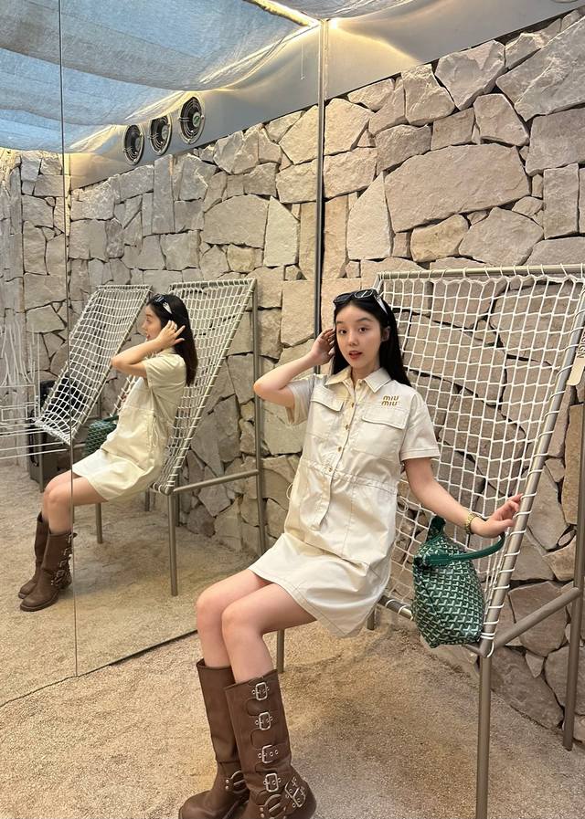 Miumiu缪缪字母刺绣工装风双口袋半扣收腰翻领短袖连衣裙 款号：25670705568 颜色：卡色 尺码：Sml S码80-95斤 M码95- 斤 L码 -1