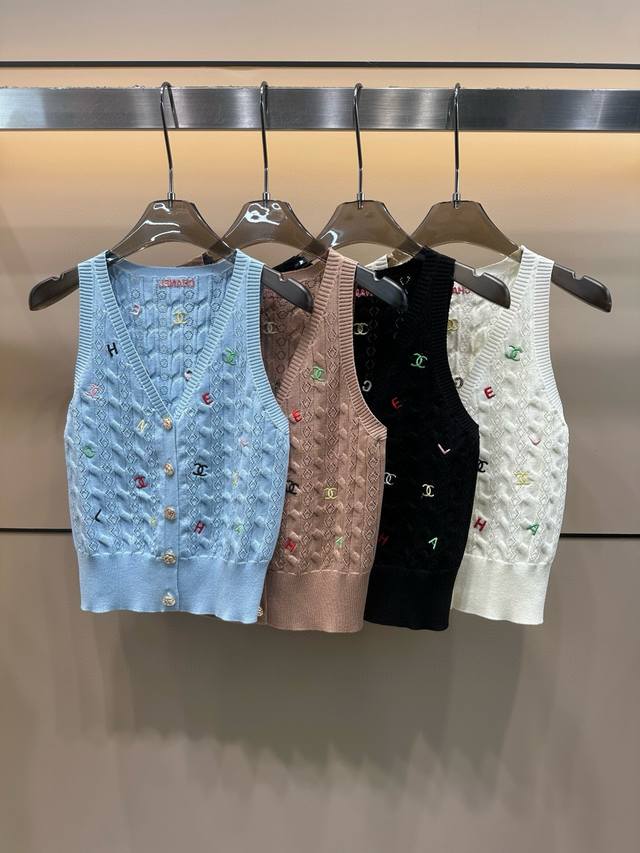 Chanel香奈儿小香定制纽扣彩色双C字母刺绣针织背心 款号：25670106265 颜色：蓝色 咖色 黑色 白色 尺码：均码 80-125斤