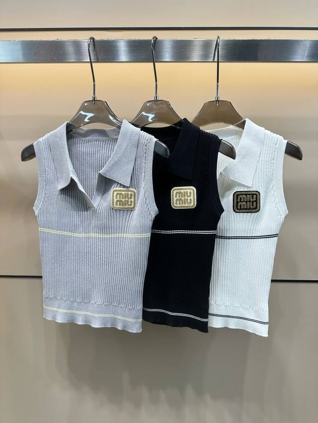 Miumiu缪缪定制字母方块金线刺绣徽章V字翻领针织背心 款号：25670106264 颜色：灰色 黑色 白色 尺码：均码 80-125斤