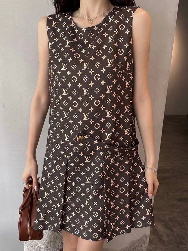 Louis Vuitton Lv 驴家老花四叶草字母印花圆领背心连衣裙 款号：25674006251 颜色：咖色 尺码：Sm S码80- 斤 M码 - 斤