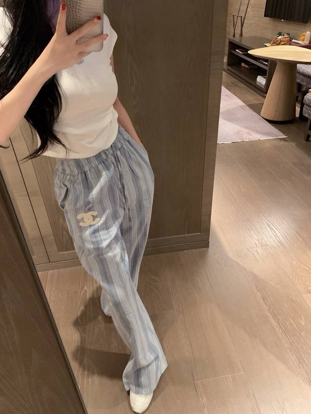 Chanel香奈儿小香双C刺绣徽章抽绳松紧腰条纹休闲长裤 款号：25670505670 颜色：蓝色 尺码：Sml S码80-95斤 M码95- 斤 L码 -12