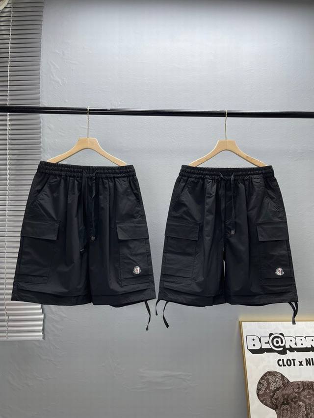 爆款蒙口专品男士大口袋工装休闲速干短裤！流行前线！！ 超值高科技面料，透气特性好！ 创新格式设计。全新款和面料。 真是时尚帅气1清爽一个夏季！！这一款速干面料和