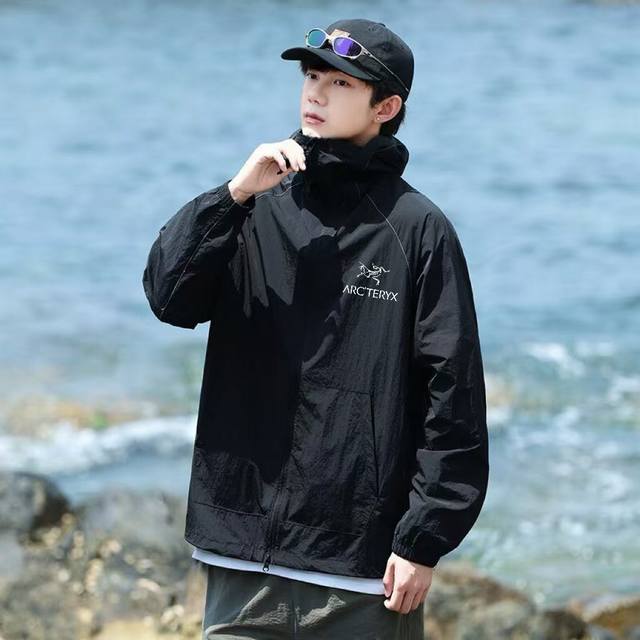 供 Arcteryx 始祖鸟轻量休闲连帽凉感防晒外套 户外轻量化凉感，防晒衣上新 ，专柜同款 采用功能性专业户外防晒型针织材料 88的锦纶和12的氨纶 有非常好