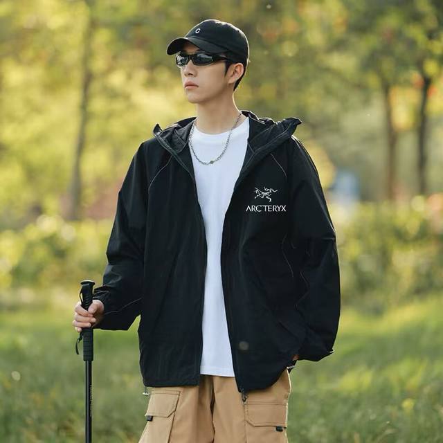供 Arcteryx 始祖鸟口袋夏季新品情侣户外休闲连帽防晒衣外套！ 日常刚需必备款式.舒适透气多功能！ 面料防晒速干 ，透气性贼啦啦的好冰感极强，专业轻量防晒
