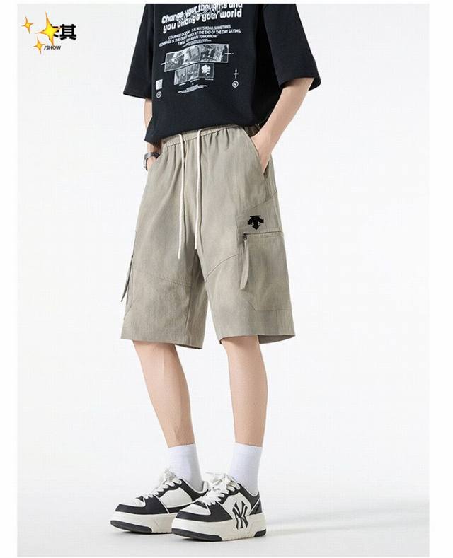 供 Descente 迪桑特25夏新品扎染脏脏工装五分裤运动休闲短裤 今年最流行面料 上身非常简单帅气有型的一款 男女情侣款都能轻松驾驭. 面料质感非常柔软舒适