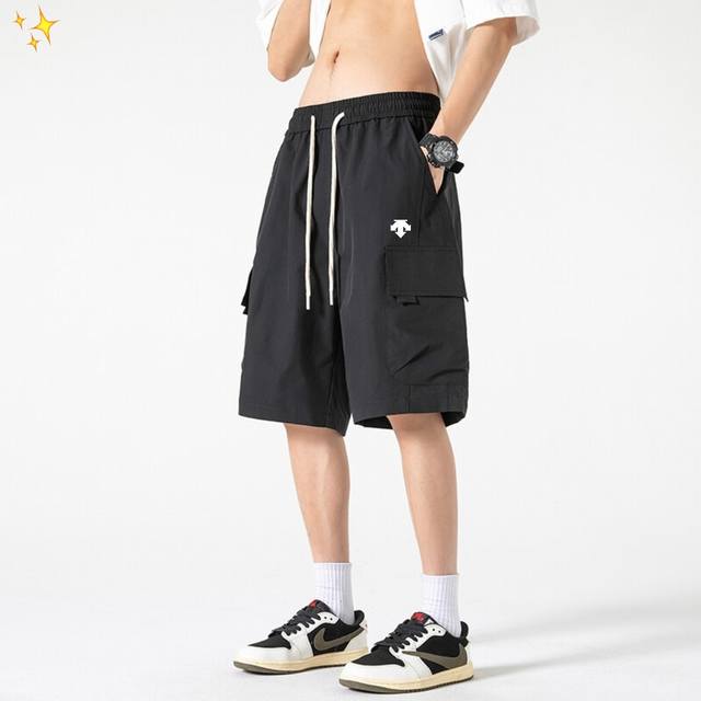供 Descente迪桑特高品质休闲百搭短裤 休闲，登山，户外，通勤等适合各种搭配！ 一分价钱一分货的道理都懂，到手便知！ 可以被定义为一条‘皮肤工装短裤’，堪