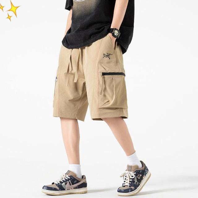 供 Arc'teryx 始祖鸟 夏季新款户外运动休闲宽松工装短裤 五分裤，高性价比款、优选高支数聚酯格纹布，防泼水效果、丝毫不影响透气，格纹布更耐磨防撕裂宽松的