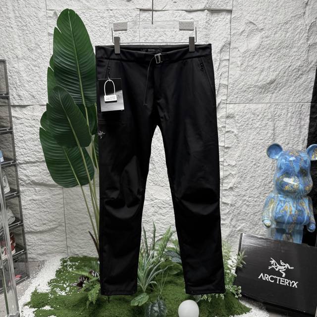 代购级 Arc'teryx 始祖鸟 Gamma系列 纯色软壳直筒休闲裤 徒步系列，采用高密度登山布面料！非常结实具备良好的透气性和运动自由度。 优良的户外登山四