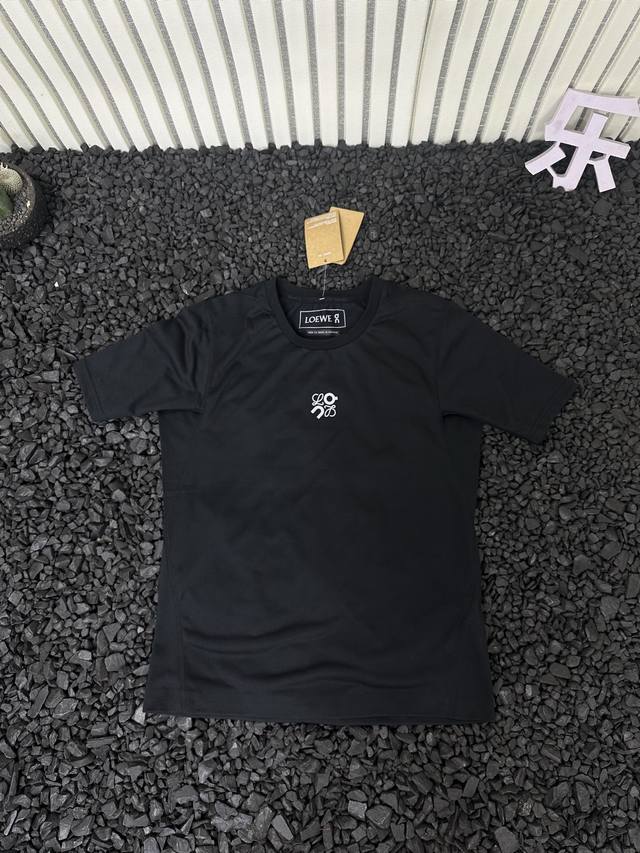 On 昂跑 X Loewe Active 夏季男女款柔软舒适时尚百搭短袖T恤 - - 品牌介绍：来自北欧的运动品牌 昂跑 创立于2010年 缓震着陆 强力回弹