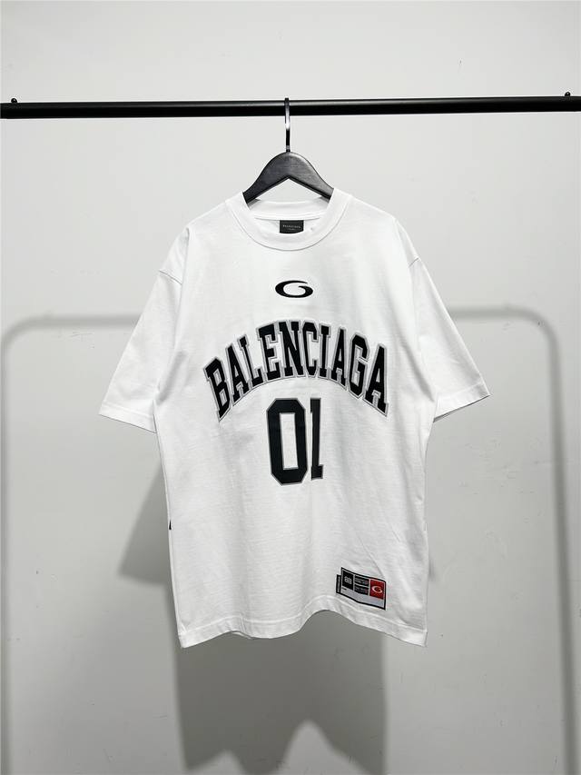 巴黎世家2025年春季新款！ 高版本，质量很好！巴黎世家 Balenciaga 01字母球服款男女同款印花短袖T恤！此款尺码偏大，最小Xs穿到 斤左右！最大穿到