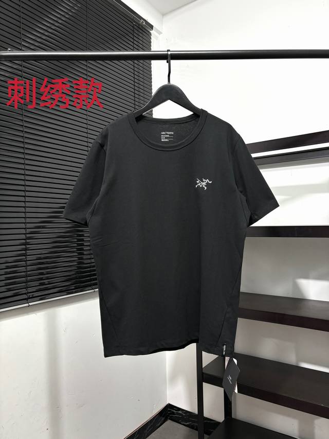 夏款小标刺绣系列！始祖鸟Arc'teryx 男女速干短袖T恤 ！胸前精致小标刺绣工艺！腋下3D立体裁剪工艺！上身效果精神好看！ 这个系列设计理念是极简主义的体能