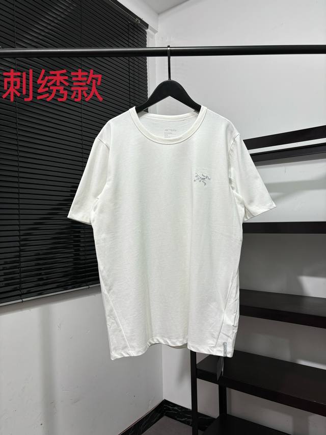 夏款小标刺绣系列！始祖鸟Arc'teryx 男女速干短袖T恤 ！胸前精致小标刺绣工艺！腋下3D立体裁剪工艺！上身效果精神好看！ 这个系列设计理念是极简主义的体能