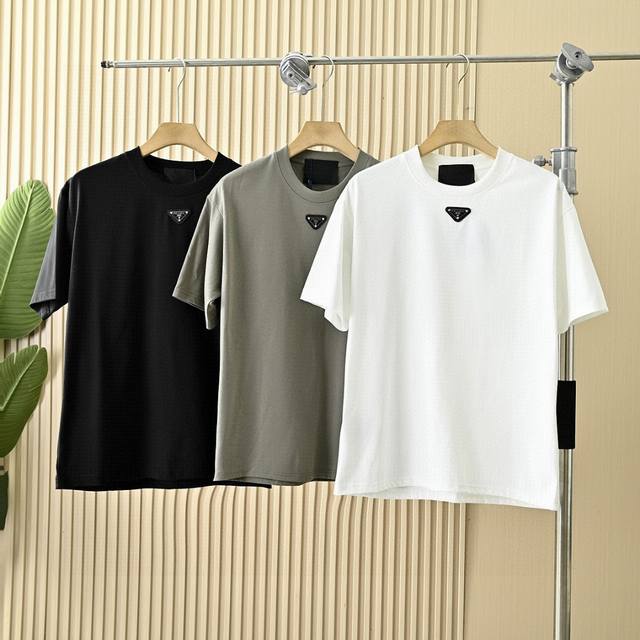 上新 普拉达Prada2025年夏季基础款T恤短袖棉面料男女同款！ 尺码:S-2Xl 颜色: 黑色,白色,大地灰 适合亚洲人的独特潮流的裁剪,男女同款！ 轻薄透