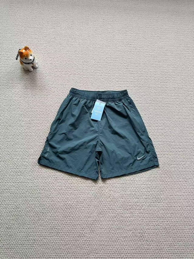 报单款号06131。 掌柜力荐，Nike X Nocta 世纪联名！ Nike 耐克官 Nocta Cardinal 男士梭织运动短裤。 先来简单说一下这款裤子