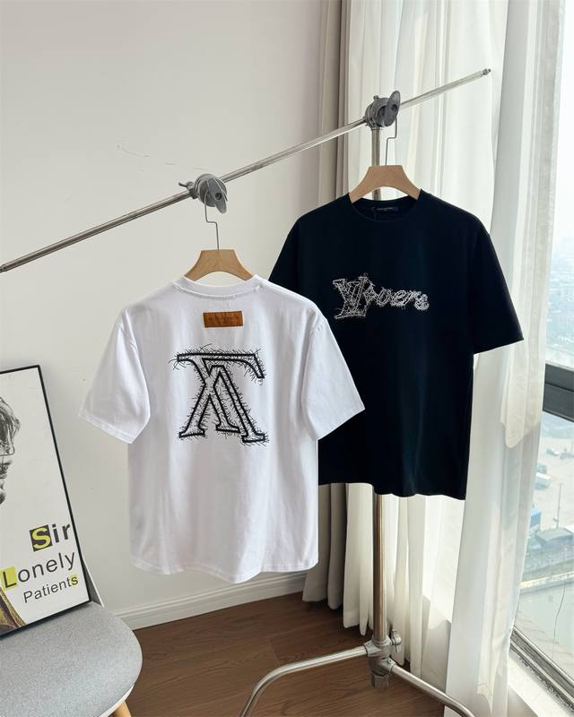 纯原臻品 顶级原版复刻 - Louis Vuitton Fw23 Logo字母宽松休闲毛绒印花短袖T恤 情侣款 还在为挑选情侣装而烦恼？不妨看看这款 Louis