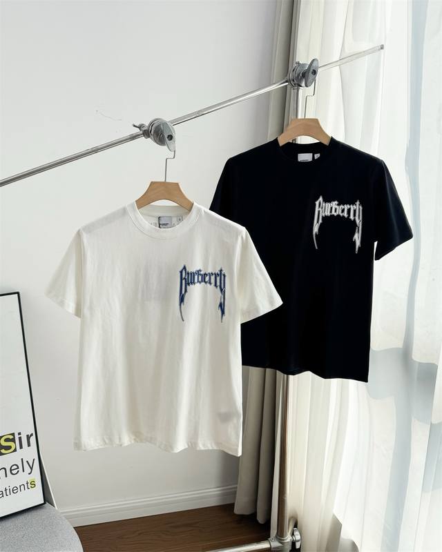 纯原臻品 顶级原版复刻 Burberry博柏莉梵文英文字母标印花宽松休闲套头短袖T恤 情侣款 纯色 还在寻觅独特又浪漫的情侣装？Burberry 博柏利的荆棘拼