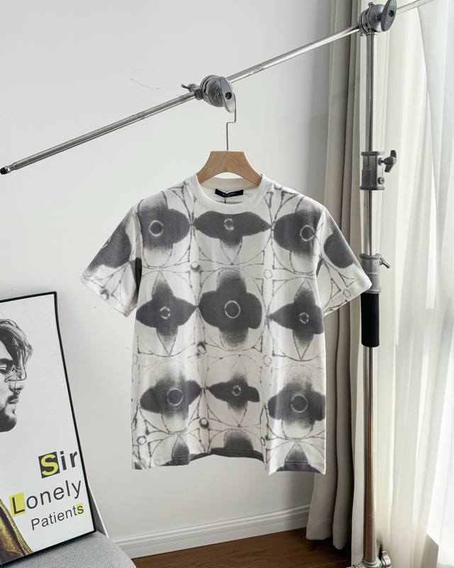 纯原臻品 顶级原版复刻 - Louis Vuitton Ss23 绞染印花宽松休闲圆领套头短袖T恤 情侣款 花色 - 想和爱人拥有一款独特又时尚的情侣T恤？那L