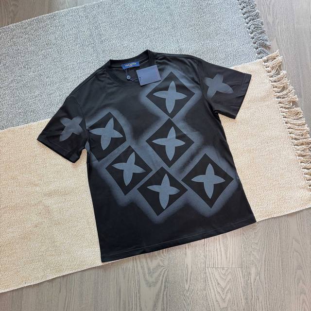 供 Louis Vuitton Lv路易威登老花棉质短袖T恤 定制主标 辅料 水洗齐全 透气晾感面料 舒适不闷热 整件衣服垂坠感非常好 显瘦显高 男女均可完美驾