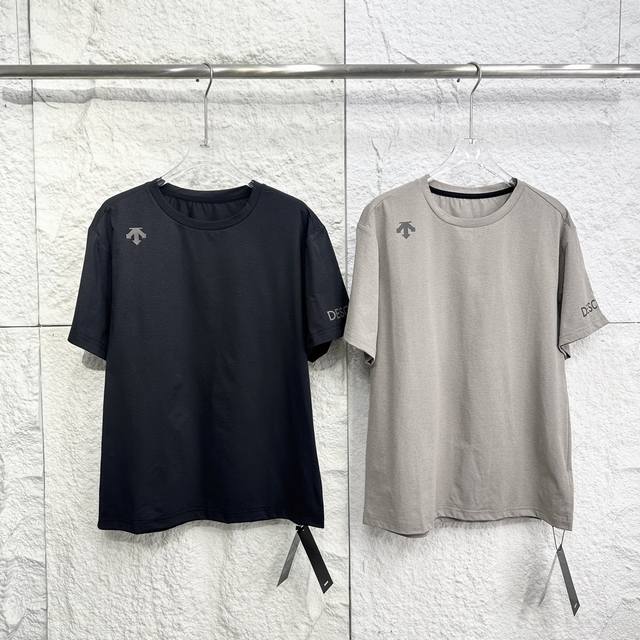 编码0253025 迪桑特Descente Essential 纯色印花图案圆领吸湿速干｜ 速干面料+后背拼接 汗液瞬导黑科技 58G超轻量｜仿生云感织造，跑跳