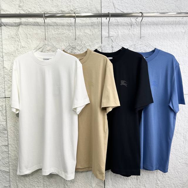 编码0307725 Burberry 巴宝莉 Ss25 植绒战马四色圆盘Logo情侣T恤 专柜同步在售 黑色 白色 卡其 兰色 S到Xl～ 全新的后面大圆圈印花