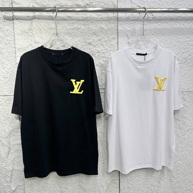路易威登1V 25Ss春夏新款黄色四叶草发泡印花短袖T恤男女同款 宽松的剪裁，符合当下时尚趋势，落肩设计巧妙修饰肩型，举手投足尽显优雅气质。亮眼的黄色，搭配极具