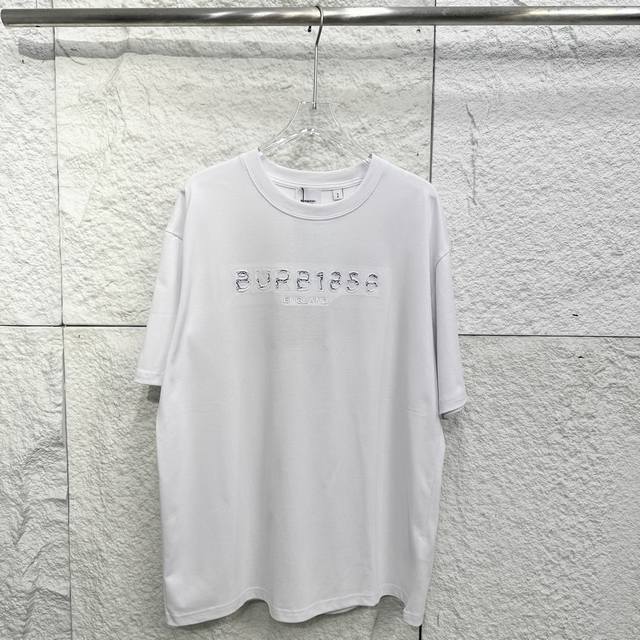 Burberry 巴宝莉Bbr25Ss后背镂空贴布绣百搭舒适宽松休闲纯色 圆领套头短袖T恤 情侣款 - 厌倦了千篇一律的穿搭？Burberry这款短袖T恤带你打