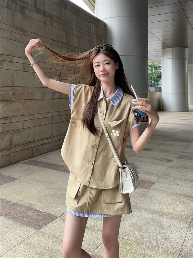 Lululemon 财阀千金同款 Miu Miu 套装鲨疯啦 宝子们 刷到我你就赚啦！Miu Miu 夏季这款新款套装简直美到失语，谁穿谁是人间富贵花。 设计亮