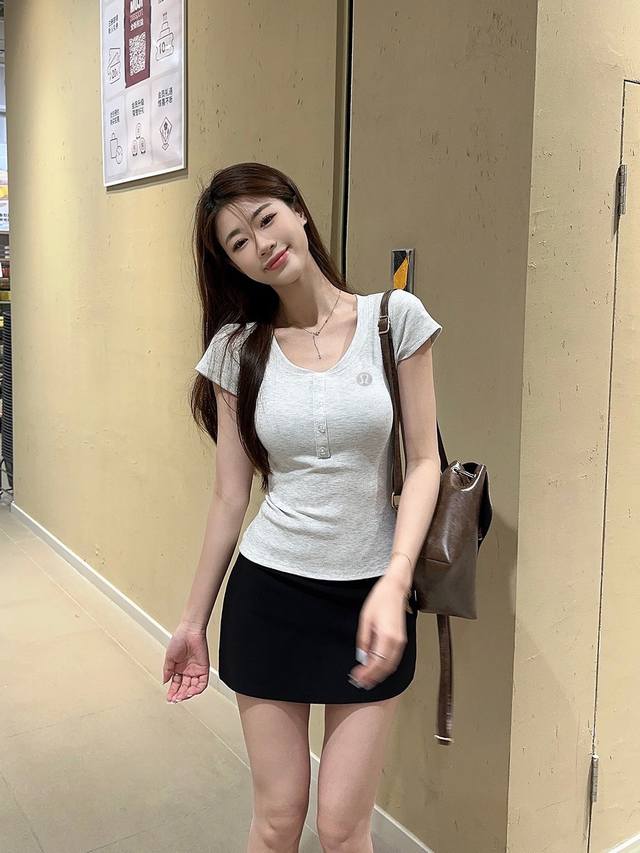 两件。露露Lululemon早秋 新款短袖T恤 设计感修身 %全棉材质，带给肌肤Zui好的体验像周日清晨被窝般的舒适 材质扎实，阳光下仿佛夏日 健身房以外也可时