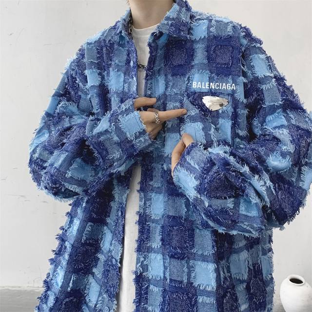 巴黎世家Balenciaga新款流苏格纹长袖衬衫 不论男女，不论春秋，它都是你的不二之选。穿上它，你就能轻松驾驭小香风，展现出独特的时尚品味。 设计独特别致，无
