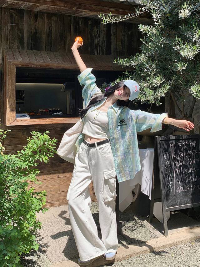 巴黎世家Balenciaga薄荷绿格子衬衫，不仅是男女皆宜，还是宽松休闲的情侣衬衣外套。 每一个格子都透露着复古美式的魅力，仿佛将你带回上世纪的摩登时代。这款衬