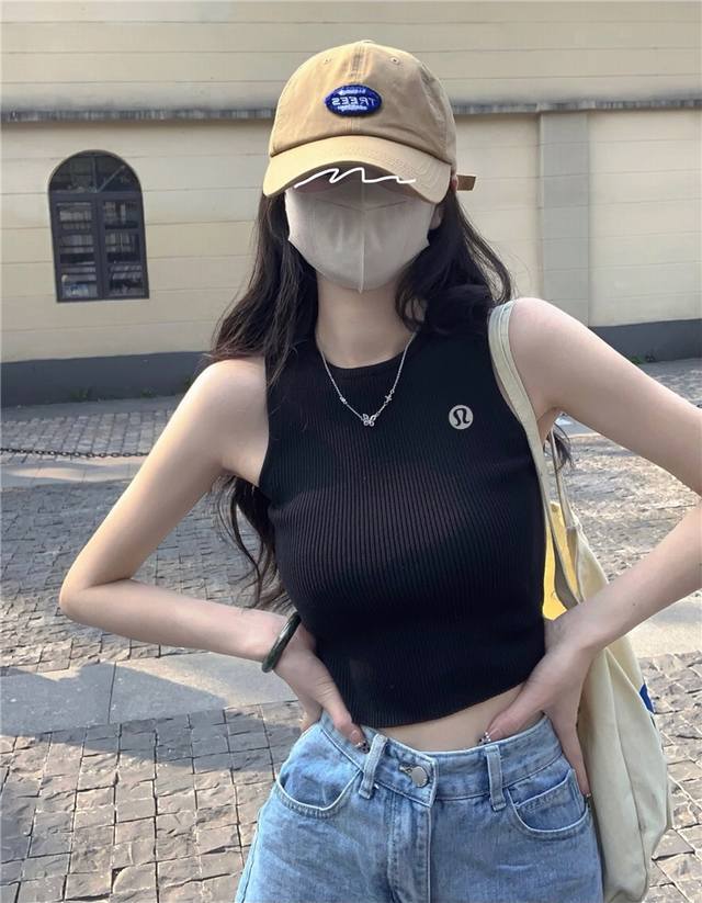 露露Lululemon新款夏春设计感小众背心女内搭短款打底无袖上衣 采用高品质面料 时尚百搭，不管是出门旅游还是聚会约会都非常适合。同时，采用了无袖背心设计，穿
