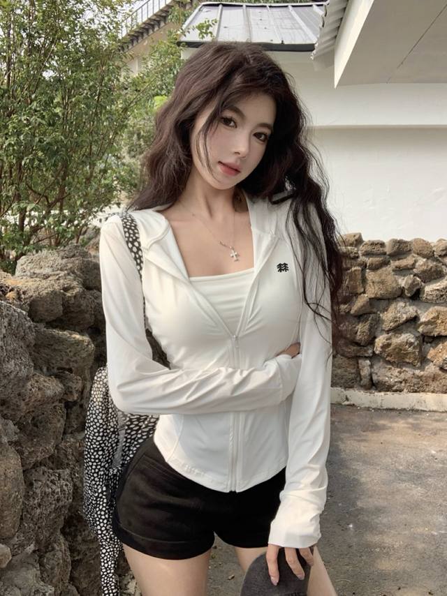 Kolon Sport可隆夏季鱼骨修身显瘦户外轻薄连帽防晒速干皮肤衣 上身效果非常棒.上身简易搭配 款式大方时尚，性价比超高！防晒衣最大的特点就是穿起来凉爽又能