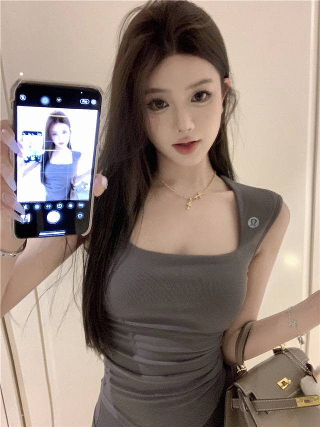 露露 Lululemon 紧身的设计将你的身材曲线完美展现，收腰显瘦的效果更是一流，让你尽显迷人风采。 方领的设计别具一格，凸显出你的脖颈线条，增添了几分优雅韵