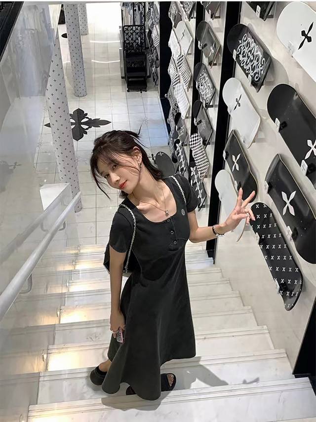 露露Lululemon U领纯棉面料垂感十足 设计特点:前中门禁五爪扣 领口本料滚边 前片2边拼接后压窄双针线 袖口+下摆双针 高Ii感呼之欲出的魔法小黑裙 不