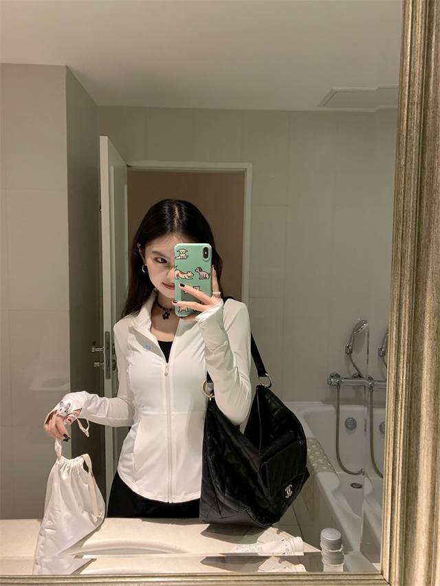 露露Lululemon哇哦！来看看这款超赞的原纱小蛮腰冰感防晒衣女款呀！它简直就是防晒界的翘楚！ 只需这一件，就能拥有防紫外线、透气等超多实用功能！Upf80+