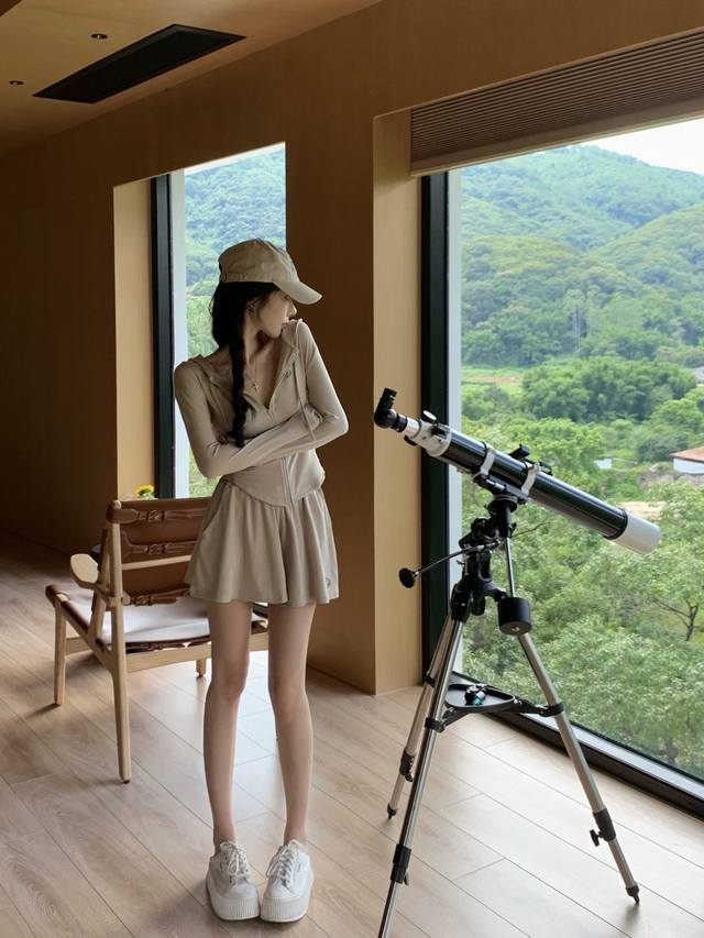 露露乐蒙Lululemo冰丝防晒皮肤衣套装 夏季，为小个子女生们精心打造的休闲运动防晒套装闪耀登场！这不仅仅是一套普通的服装，更是时尚与实用的完美融合。它宛如夏