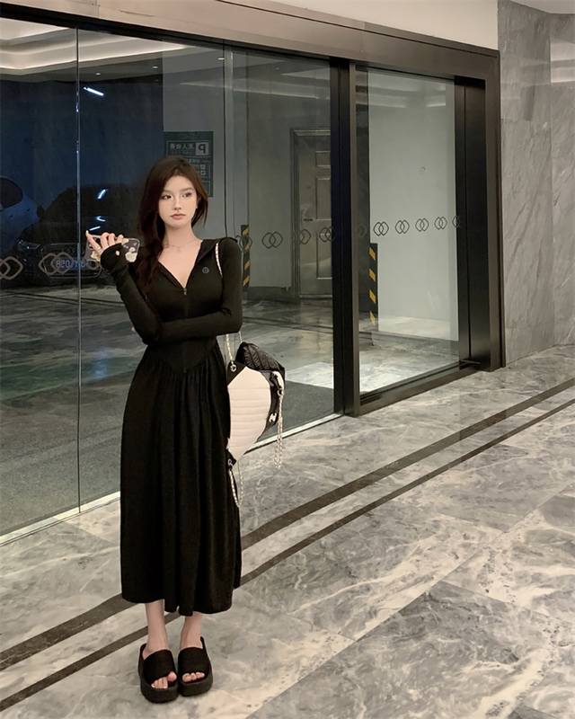 露露Lululemon哇哦！亲爱的姐妹们，今天必须要给你们狠狠安利 Lululemon 的这款夏季防紫外线冰丝防晒长袖连帽连衣裙呀！ 冰丝的材质，那触感简直绝了