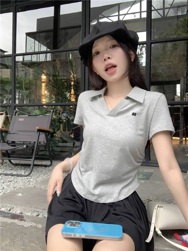 两件随意搭配 Kolon 哇塞哇塞！今天必须要给姐妹们狠狠安利这款超惊艳的美式正肩 T 恤呀！ 首先映入眼帘的就是它那超有个性的 Polo 领啦，经典中透露着独