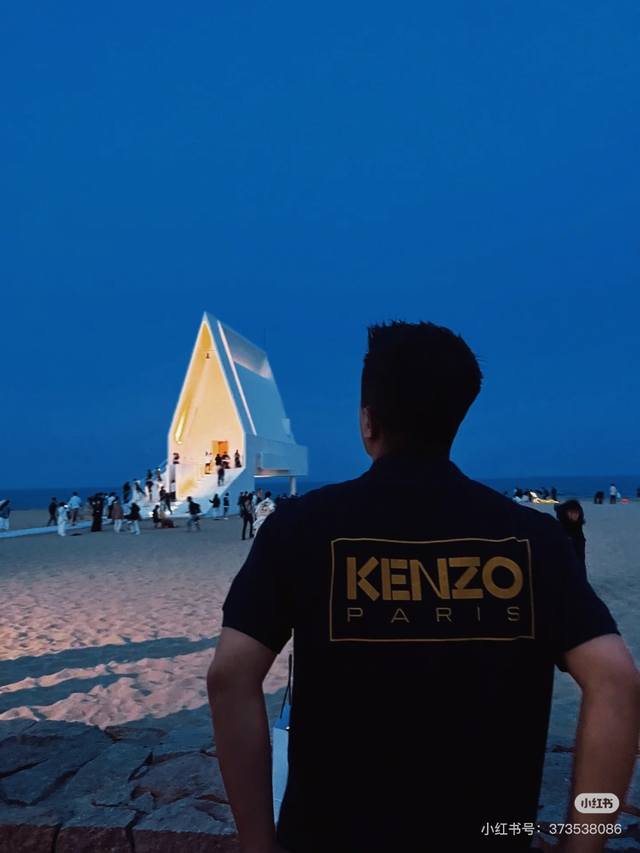 Kenzo字母印花小花刺绣圆领短袖 129 Kenzo高田贤三官网Zp同步新款T恤 面料采用32支双纱280克高克重纯棉面料 同缸定织定染原版同色螺纹 进口机器