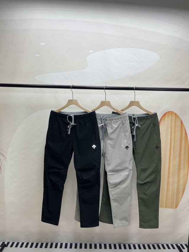 Descente 迪桑特科技户外长裤 轻量户外机能透气防泼水休闲裤 功能级牛货！ 高级的梭织面料 原厂面料及工艺 细节 品质堪称顶品 别出心裁的设计 穿脱简便！