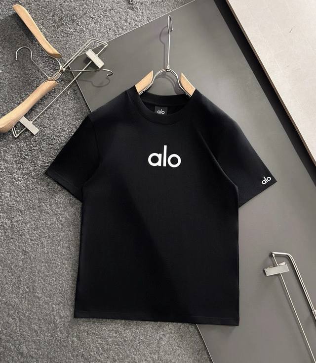 Alo百搭字母T恤 颜色:黑色，白色 尺码：见图九 面料：100%聚酯纤维 太百搭啦Alo字母短袖 Tee 真的爱了为夏天做足准备~ 简简约约才是日常本色，不挑