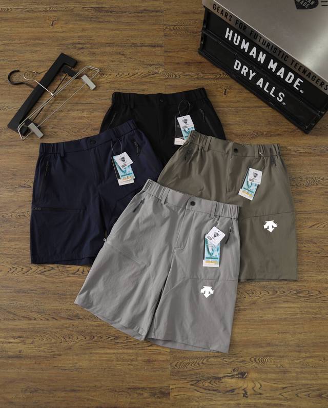 官网速干短裤 颜色：黑色，藏青，军绿，灰色 尺码：M-3Xl 面料：88%锦纶，12%氨纶 迪桑特25Ss夏季新款工装多口袋户外轻量男款锦纶速干冰丝短裤 这款轻