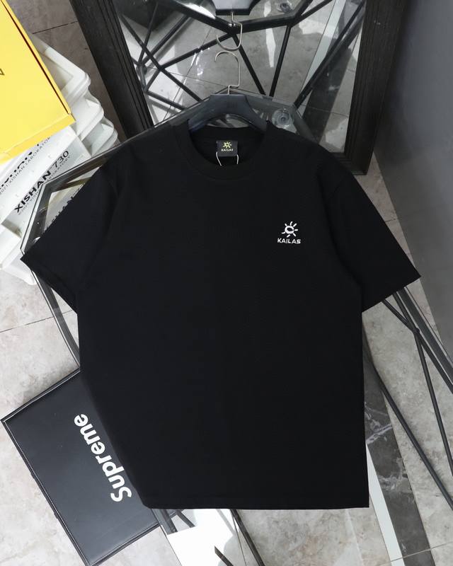 顶级版本 Yourkailas凯乐石基础款短袖 胸前是经典的硅胶立体Logo 上身清新百搭 又充满时尚气质 原厂定制面料，手感细腻顺滑，上身超级舒服，透气吸汗，