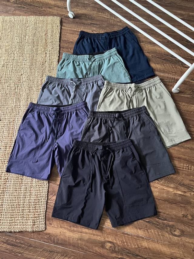 Lululemon露露男士夏季内里抽绳梭织休闲短裤，炎炎夏日，这条裤子是您的首选！是时尚与功能的完美结合。其采用高品质梭织面料，具有良好的透气性与吸湿性，能快速