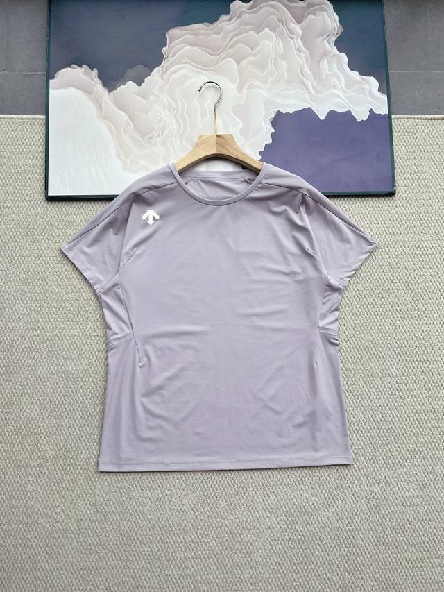 Descente 迪桑特马卡龙色系户外T恤 马卡龙治愈色系：自带氧气感，户外出片清新亮眼，日常搭配温柔高级。 立体拼接剪裁：肩部 袖口撞色拼接设计，打破单调，修