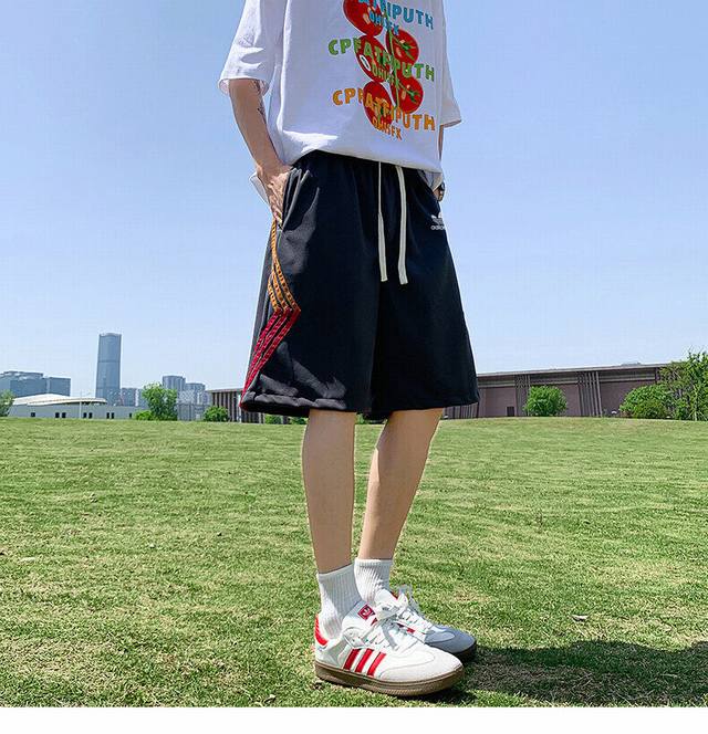 Adidas三叶草海外版25Ss新款三色印花相拼休闲运动短裤 版型属于宽松版 立体剪裁 上身简单有型帅气百搭. 采用针织面料 手感非常舒适柔软 含棉量高.原版刺