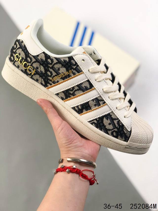 真标带半码！ 阿迪达斯 Adidas Superstar 三叶草 联名款 贝壳头系列经典休闲运动板鞋。 Id:252084M
